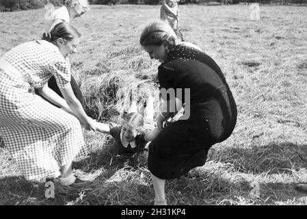 Schülerinnen des Schülerheims Kolonial Harzburg bei der Arbeit, Deutsches Reich 1937. Studenten der kolonialen Schule Harzburg am Arbeitsplatz; Deutschland 1937. Stockfoto