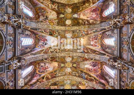 Lackiertes Dach. Kirche San Nicolas im Stadtzentrum von Valencia. Spanien Stockfoto
