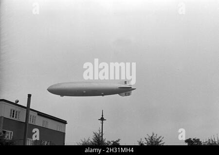 Zeppelin LZ 129 Hindenburg bei der olympiafahrt über Berlin, Deutschland 1930er Jahre. Zeppeilin Hindenburg LZ 129 auf seiner olympischen Fahrt über Berlin, Deutschland 1930. Stockfoto