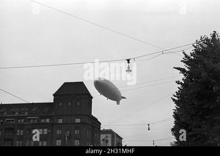 Zeppelin LZ 129 Hindenburg bei der olympiafahrt über Berlin, Deutschland 1930er Jahre. Zeppeilin Hindenburg LZ 129 auf seiner olympischen Fahrt über Berlin, Deutschland 1930. Stockfoto