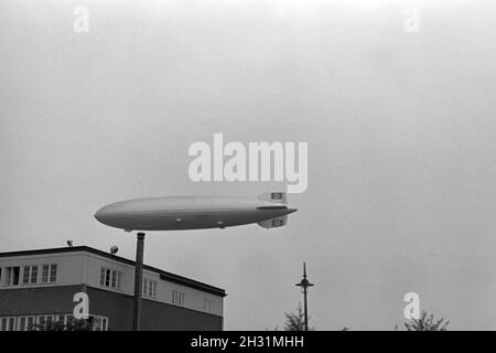 Zeppelin LZ 129 Hindenburg bei der olympiafahrt über Berlin, Deutschland 1930er Jahre. Zeppeilin Hindenburg LZ 129 auf seiner olympischen Fahrt über Berlin, Deutschland 1930. Stockfoto