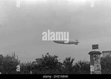 Zeppelin LZ 129 Hindenburg bei der olympiafahrt über Berlin, Deutschland 1930er Jahre. Zeppeilin Hindenburg LZ 129 auf seiner olympischen Fahrt über Berlin, Deutschland 1930. Stockfoto