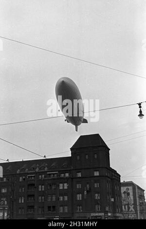 Zeppelin LZ 129 Hindenburg bei der olympiafahrt über Berlin, Deutschland 1930er Jahre. Zeppeilin Hindenburg LZ 129 auf seiner olympischen Fahrt über Berlin, Deutschland 1930. Stockfoto