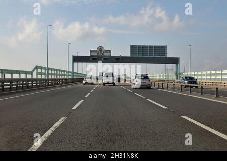 Annäherung an die Überkopfbrücke mit der „Prince of Wales“-Brücke auf der Beschilderung auf der Autobahn M4 auf der Bristol-Seite. Stockfoto