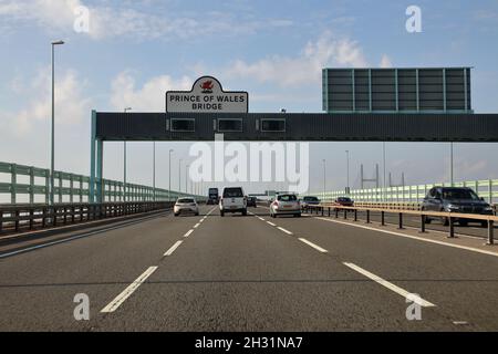 Annäherung an die Überkopfbrücke mit der „Prince of Wales“-Brücke auf der Beschilderung auf der Autobahn M4 auf der Bristol-Seite. Stockfoto