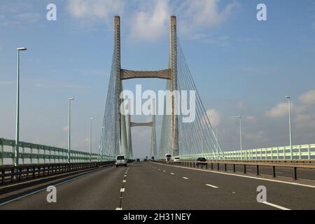 Die neuere Prince of Wales Hängebrücke über den Gezeitenfluss Severn zwischen Pilning und Rogiete Marshes. Stockfoto