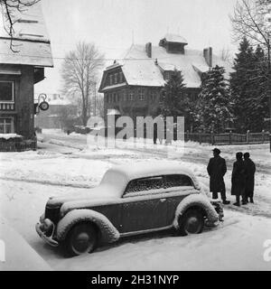 Unterwegs mit dem Opel Olympia, Deutschland 1930er Jahre. Auf der Straße in einen Opel Modell Olympia, Deutschland 1930 Stockfoto