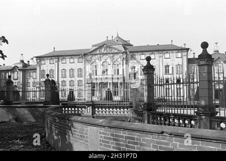 Die ehemalige Residenz der Fürstbischöfe von Speyer Schloss Bruchsal, Deutschland 1930er Jahre. Die ehemalige Residenz der Fürstbischöfe von Speyer, das Bruchsaler Schloss, Deutschland 1930. Stockfoto