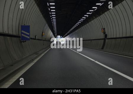 Die Zwillingsbohrungen der M4 Autobahn führen unter den Häusern von Brynglas in der Nähe von Newport. Stockfoto