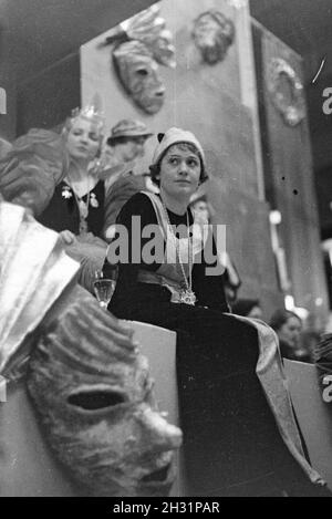 Besucher einer Karnevalsfeier, Deutsches Reich 1937. Gäste einer Faschingsfeier, Deutschland 1937. Stockfoto