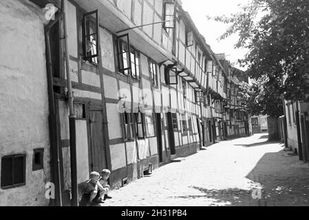 Eine Straße mit Fachwerkhäusern in Bruchsal, Deutschland 1930er Jahre. Eine Straße mit Fachwerkhaus Gebäude in Bruchsal, Deutschland 1930. Stockfoto