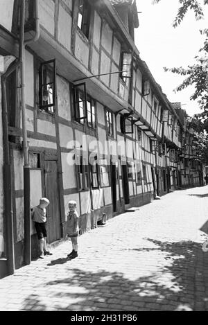 Eine Straße mit Fachwerkhäusern in Bruchsal, Deutschland 1930er Jahre. Eine Straße mit Fachwerkhaus Gebäude in Bruchsal, Deutschland 1930. Stockfoto