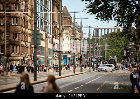 Edinburgh, Schottland, Princess Street mit Blick auf Calton Hill Stockfoto