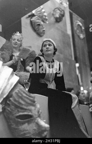 Besucher einer Karnevalsfeier, Deutsches Reich 1937. Gäste einer Faschingsfeier, Deutschland 1937. Stockfoto