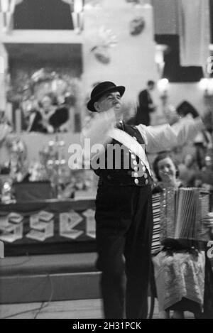 Büttenredner in einer Karnevalssitzung, Deutsches Reich 1937. Karneval Redner zu einem Karneval session, Deutschland 1937. Stockfoto