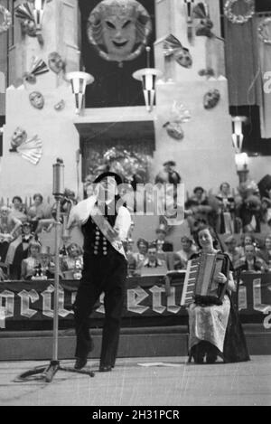 Büttenredner in einer Karnevalssitzung, Deutsches Reich 1937. Karneval Redner zu einem Karneval session, Deutschland 1937. Stockfoto