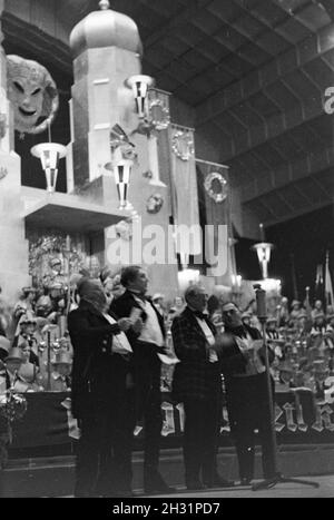 Büttenredner in einer Karnevalssitzung, Deutsches Reich 1937. Karneval Karneval Redner an einer Sitzung, Deutschland 1937. Stockfoto