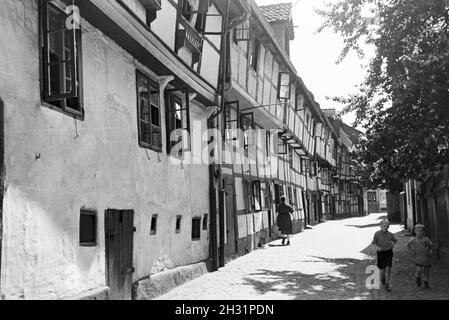 Eine Straße mit Fachwerkhäusern in Bruchsal, Deutschland 1930er Jahre. Eine Straße mit Fachwerkhaus Gebäude in Bruchsal, Deutschland 1930. Stockfoto