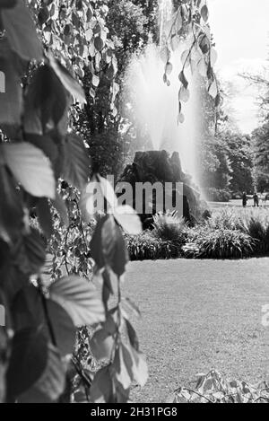 Der Sintersteinbrunnen in der Lichtentaler Allee in Baden-Baden, Deutschland, 1930er Jahre. Die Sintersteinbrunnen (Sinter Stein Brunnen) in der Lichtentaler Allee in Baden-Baden, Deutschland 1930. Stockfoto