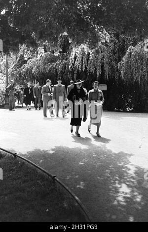 Lichtentaler Allee in Baden-Baden ist ein beliebtes und häufig besuchtes Ziel für Spaziergänger, Deutschland 1930er Jahre. Die Lichtentaler Allee in Baden-Bade ist ein beliebter und gut besuchter Platz für Kinderwagen, Deutschland 1930. Stockfoto