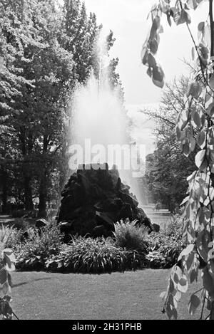 Der Sintersteinbrunnen in der Lichtentaler Allee in Baden-Baden, Deutschland, 1930er Jahre. Die Sintersteinbrunnen (Sinter Stein Brunnen) in der Lichtentaler Allee in Baden-Baden, Deutschland 1930. Stockfoto