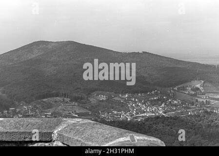 Der Ausblick von der Schlossruine Hohenbaden im Nordschwarzwald in die Stadt Baden-Baden, Deutschland 1930er Jahre. Der Blick auf Baden-Baden von der Ruine Hohenbaden Schloss, Deutschland 1930. Stockfoto