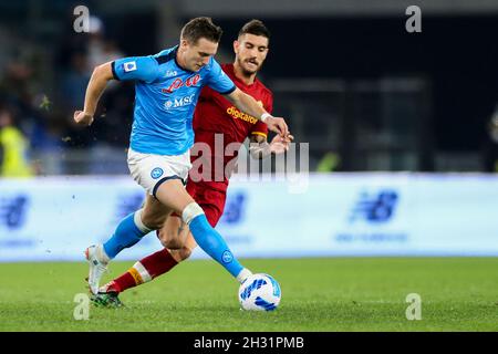 Piotr Zielinski, der polnische Mittelfeldspieler des SSC Napoli, fordert den Ball mit Lorenzo Pellegrini, dem italienischen Mittelfeldspieler der Roma, während des Fußballspiels der Serie A zwischen AS Roma und SSC Napoli im Olimpico-Stadion Roma in Mittelitalien am 24. Oktober 2021. Stockfoto