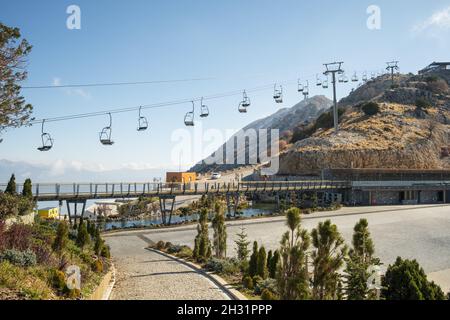 Babadag Berg mit Seilbahn zu den Städten Oludeniz und Fethiye in der Türkei. Stockfoto