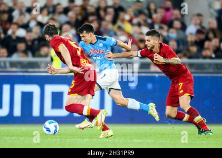 Der mexikanische Stürmer Hirving Lozano von SSC Napoli fordert den Ball mit Matias Vina, dem uruguayischen Verteidiger von Roma, und Lorenzo Pellegrini, dem italienischen Mittelfeldspieler von Roma, während des Fußballspiels von AS Roma und SSC Napoli in der Serie A am 24. Oktober 2021 im Olimpico-Stadion Roma in Mittelitalien. Stockfoto