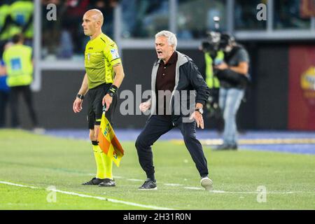 RomaÕs der portugiesische Trainer Jose Mourinho gesticuliert während des Fußballspiels der Serie A zwischen AS Roma und SSC Napoli im Olimpico-Stadion Roma, Zentrum Italiens, am 24. Oktober 2021. Stockfoto