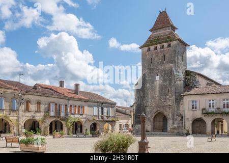 Der Platz Place Royale mit der Pfarrkirche Église Notre-Dame de Labastide-d'Armagnac in Labastide d'Armagnac im Herzen des Bas-A Stockfoto