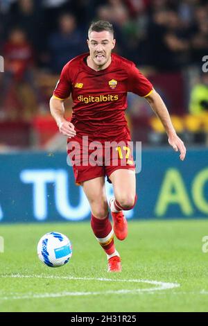 Der französische Mittelfeldspieler Jordan Veretout kontrolliert den Ball während des Fußballspiels der Serie A zwischen AS Roma und SSC Napoli im Olimpico-Stadion Roma, Zentrum Italiens, am 24. Oktober 2021. RomaÕs Stockfoto