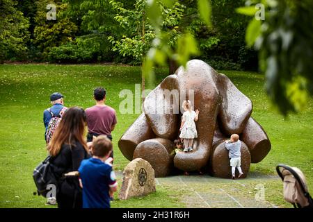 Edinburgh, Schottland, Princess Street Gardens „Elephants Never Forget“, erstellt vom Künstler Andy Scott Stockfoto