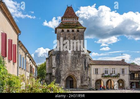 Der Platz Place Royale mit der Pfarrkirche Église Notre-Dame de Labastide-d'Armagnac in Labastide d'Armagnac im Herzen des Bas-A Stockfoto