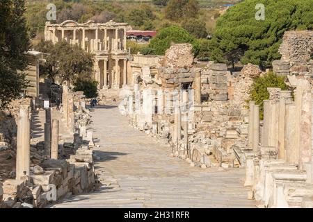 Historische Curetes Straße in Ephesus Antike Stadt an sonnigen Tagen in Selcuk, Türkei Stockfoto