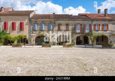 Der Platz Place Royale des Dorfes Labastide d'Armagnac im Herzen des Bas-Armagnac, Frankreich Stockfoto