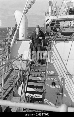 Mitglied der Besatzung in einem Fabrikschiff der deutschen Walfangflotte, 1930er Jahre. Besatzungsmitglied eines Faktor Schiff der Deutschen Walfangflotte, 1930er Jahre. Stockfoto