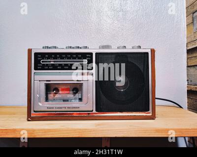 Ein antikes Radio auf einem Tisch in gutem Zustand. Selektive Fokuspunkte Stockfoto