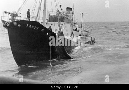 Das Fangboot' Treff VI' vom Mutterschiff "Jan Wellem" der deutschen Walfangflotte in der Arktis, 1930er Jahre. Walfang Boot "Treff VI' von Mutter Schiff "Jan Wellem" des Deutschen Walfangflotte im Arktischen Meer, 1930er Jahre. Stockfoto