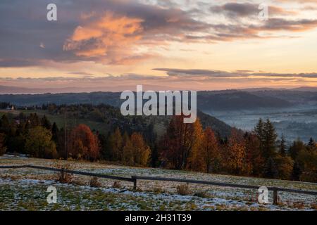 Bergdorf in der Herbstlandschaft bei Sonnenaufgang Stockfoto
