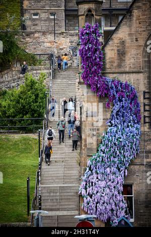 Edinburgh, Schottland, Grannies Green Steps und Garten mit Blumenarrangements im Cold Town House Stockfoto