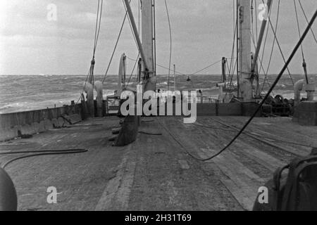 Ein Deck des Fabrikschiffs Walfang "Jan Wellem" der deutschen Walfangflotte in der Antarktis im Eismeer, 1930er Jahre. Auf dem Deck der Fähre "Jan Wellem" des Deutschen Walfangflotte auf der antarktischen Meer, 1930er Jahre. Stockfoto