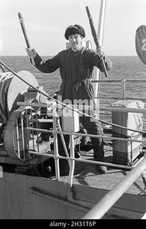 Mitglied der Besatzung in einem Fabrikschiff der deutschen Walfangflotte, 1930er Jahre. Besatzungsmitglied eines Faktor Schiff der Deutschen Walfangflotte, 1930er Jahre. Stockfoto