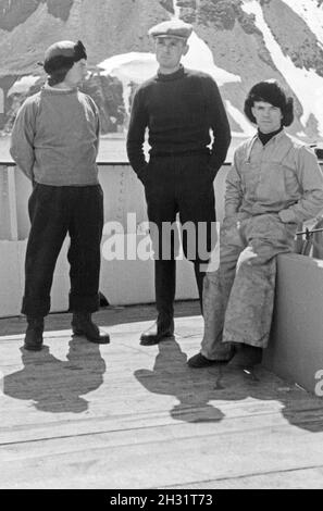 Männer der Besatzung des Fabrikschiffes "Jan Wellem" der deutschen Walfangflotte bei einer Pause, 1930er Jahre. Besatzungsmitglieder der Fabrik Schiff "Jan Wellem" des Deutschen Walfangflotte mit einer Unterbrechung, 1930er Jahre. Stockfoto