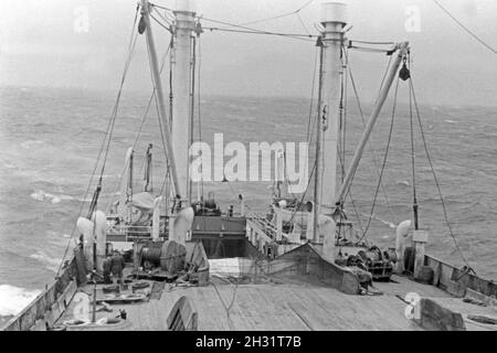 Deck des Fabrikschiffs Walfang "Jan Wellem" der deutschen Walfangflotte, 1930er Jahre. Deck der Fähre "Jan Wellem" des Deutschen Walfangflotte, 1930er Jahre. Stockfoto