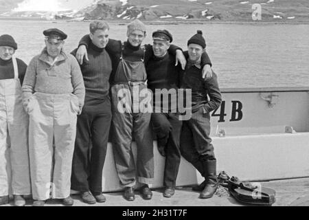 Männer der Besatzung des Fabrikschiffes "Jan Wellem" der deutschen Walfangflotte bei einer Pause, 1930er Jahre. Besatzungsmitglieder der Fabrik Schiff "Jan Wellem" des Deutschen Walfangflotte mit einer Unterbrechung, 1930er Jahre. Stockfoto