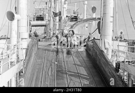 Männer der Besatzung des Fabrikschiffes "Jan Wellem" der deutschen Walfangflotte bei er Arbeit ein Deck, 1930er Jahre. Besatzungsmitglieder der Fabrik Schiff "Jan Wellem" des Deutschen Walfangflotte bei der Arbeit an Deck, 1930er Jahre. Stockfoto