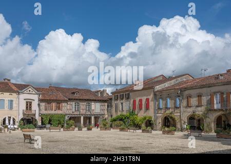 Der Platz Place Royale des Dorfes Labastide d'Armagnac im Herzen des Bas-Armagnac, Frankreich Stockfoto