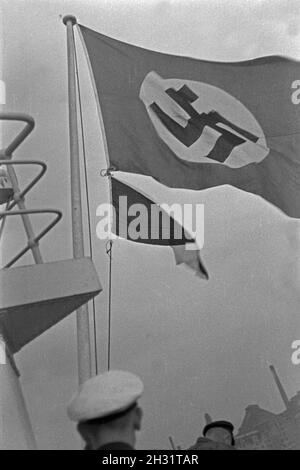 Hakenkreuzflagge am Heck des Fabrikschiffs "Jan Wellem" vor der Abfahrt aus dem Hafen Wesermünde, Deutschland 1930er Jahre. Hakenkreuzfahne am Heck des Schiffes "Jan Wellem" Der vor deutschen Walfangflotte verlässt Wesermuende Hafen, Deutschland 1930. Stockfoto