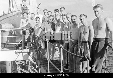 Die Mannschaft des Fabrikschiffs "Jan Wellem", 1930er Jahre. Die Crew der Fabrik Schiff "Jan Wellem", 1930er Jahre. Stockfoto